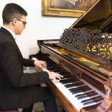 Mentre un pianista accarezza con devozione i tasti dello Schiedmayer, ci guardiamo attorno...